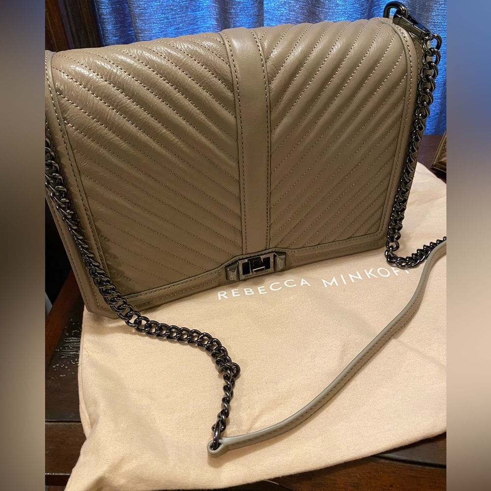 Rebecca Minkoff                            CHEVRON QUILTED
JUMBO LOVE CROSSBODY
